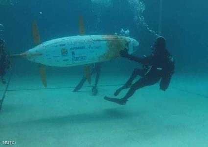 سباق للغواصات في حمام سباحة!