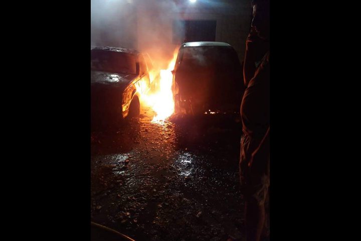 مستوطنون يحرقون مركبتين جنوب نابلس (صور)