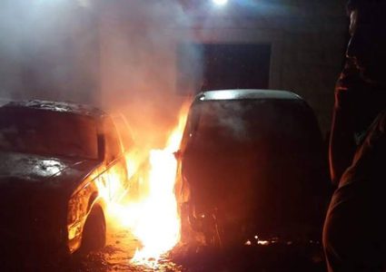 مستوطنون يحرقون مركبتين جنوب نابلس (صور)