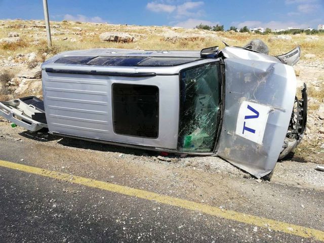 اصابة 3 صحفيين من الجزيرة بحادث سير