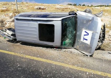 اصابة 3 صحفيين من الجزيرة بحادث سير