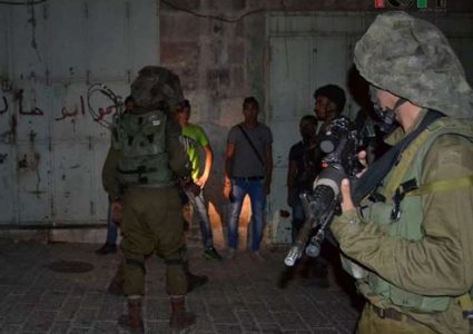 الاحتلال يعتقل مواطناً بعد مداهمة منزله