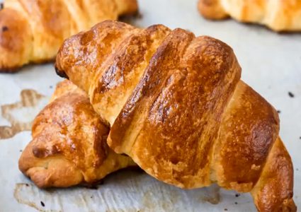 كم سعرة حرارية توجد في الكرواسون؟