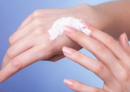 وصفات طبيعية للتخلص من تجاعيد اليدين