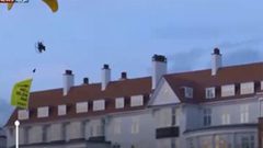 طائرة تخترق الحظر الجوي فوق فندق ترامب بلندن