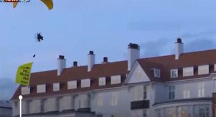 طائرة تخترق الحظر الجوي فوق فندق ترامب بلندن