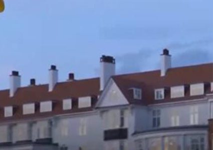 طائرة تخترق الحظر الجوي فوق فندق ترامب بلندن