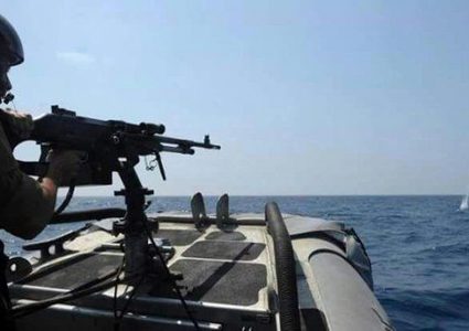 زوارق الاحتلال تطلق نيرانها تجاه الصيادين في غزة