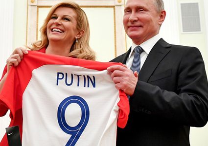 الرئيسة الكرواتية تهدي بوتين قميص منتخبها