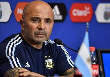 الأرجنتين تقيل مدربها سامباولي