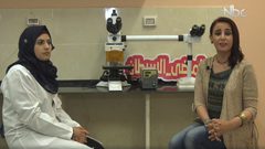 طالبة تعمل على إنتاج تركيب خاص لمرضى السرطان