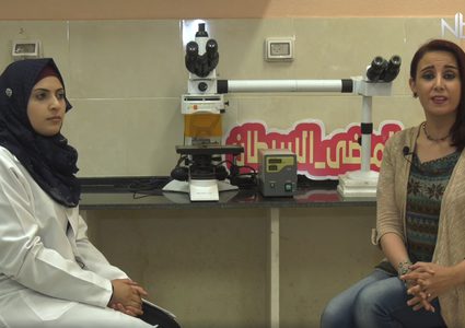 طالبة تعمل على إنتاج تركيب خاص لمرضى السرطان