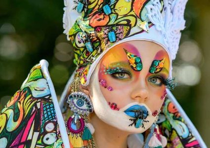 عارضة أزياء تحول جسدها إلى لوحة فنية لآلهة مصرية