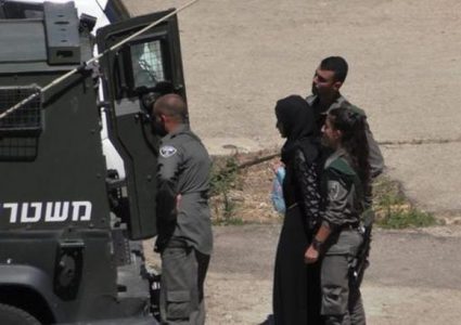 الاحتلال يعتقل مواطنة من قرية دير العسل غرب دورا