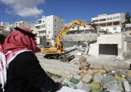 الاحتلال يجبر مقدسيا على إخلاء منزله تمهيدا لهدمه