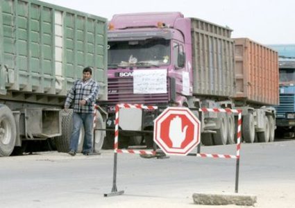 اسرائيل تمنع ألف سلعة من دخول غزة