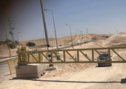 مخالفة مالية لمن يقطع الشارع قرب الخان الاحمر