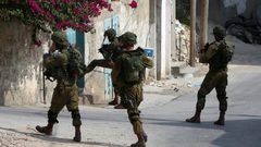 الاحتلال يقتحم منزل شهيد ويداهم عدة بلدات في القدس