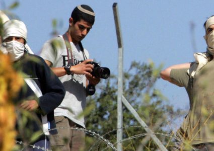 مستوطنون يرشقون منزلا بالحجارة في تل الرميدة