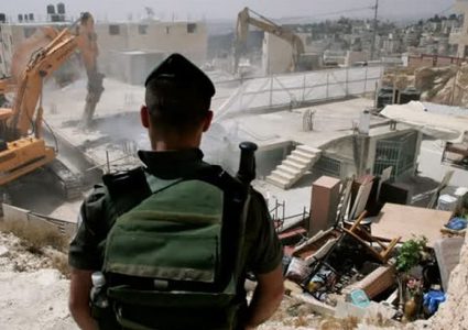 الاحتلال يهدم سوراً بحي جبل الزيتون