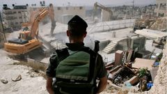 الاحتلال يهدم سوراً بحي جبل الزيتون