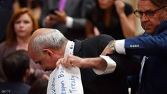 طرد صحفي من مؤتمر ترامب وبوتن(صور)