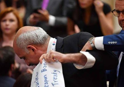 طرد صحفي من مؤتمر ترامب وبوتن(صور)