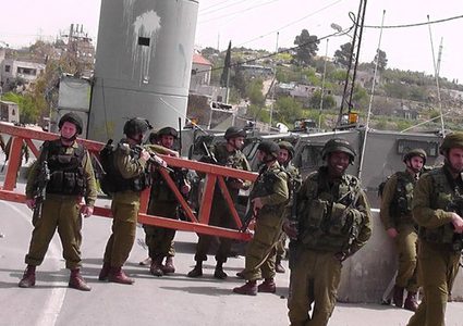 اعتقال 3 شبان على حاجز عسكري قرب عقربا