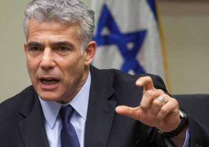 "لبيد" يتهم "نتنياهو" بتسريب إجتماعات الكابينت