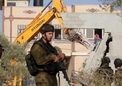 الاحتلال يخطر بهدم منزل في بيت أمر شمال الخليل