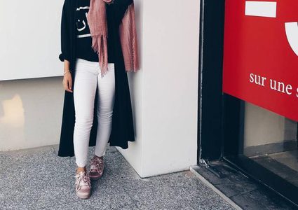 تنسيق البنطلون الأبيض من مدونة الموضة faith badr