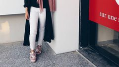 تنسيق البنطلون الأبيض من مدونة الموضة faith badr