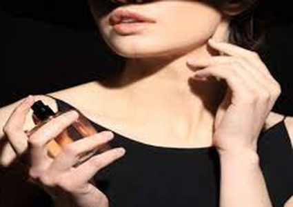 ما هي خطورة وضع الأم الحامل للعطور ؟