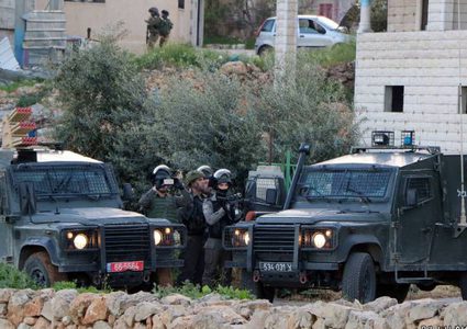 الاحتلال يداهم بيت أمر ويهدد سكانها بالانتقام