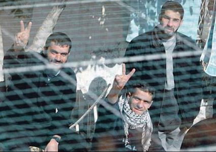 أسرى عوفر يضربون تضمناً مع الأسير شوكة