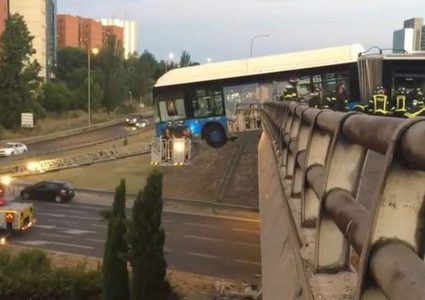 حافلة تتدلى من حافة جسر في حادثة غريبة (فيديو)