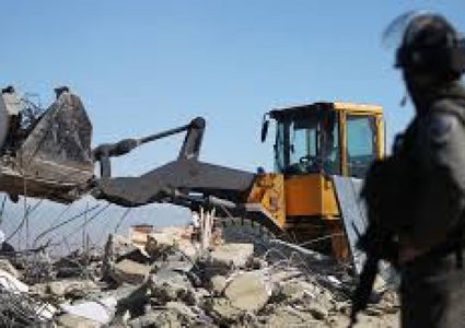 الاحتلال يخطر بهدم حظيرة أغنام غرب يطا