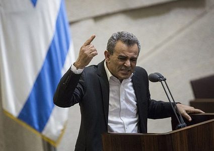 "جمال زحالقة" ينتصر لحق رواتب أسر الأسرى والشهداء