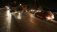 قوات الاحتلال تحتجز المركبات شرق نابلس
