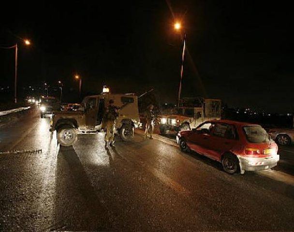 قوات الاحتلال تحتجز المركبات شرق نابلس