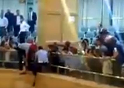 فيديو: شخص يحاول الانتحار في مجلس النواب الأردني
