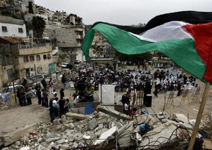 مقدسي يهدم بيته لكي لا يتركه للمستوطنين