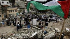 مقدسي يهدم بيته لكي لا يتركه للمستوطنين