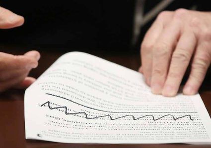 مطالبات باستدعاء مترجمة ترامب خلال قمته مع بوتين