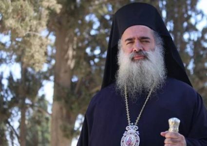 المطران حنا: الفلسطينيون هم أبناء الأرض الأصليين