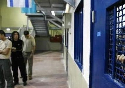 أسرى "مجدو" يناشدون المؤسسات الإنسانية الوقوف معهم