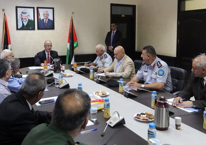 رئيس الوزراء يترأس اجتماعاً للدفاع المدني