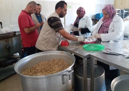 متطوعون يتكاثفون لسد رمق عائلات مستورة في غزة