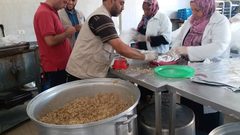 متطوعون يتكاثفون لسد رمق عائلات مستورة في غزة