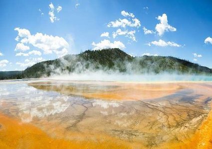 شق صخري ينذر بثوران أكثر البراكين دماراً